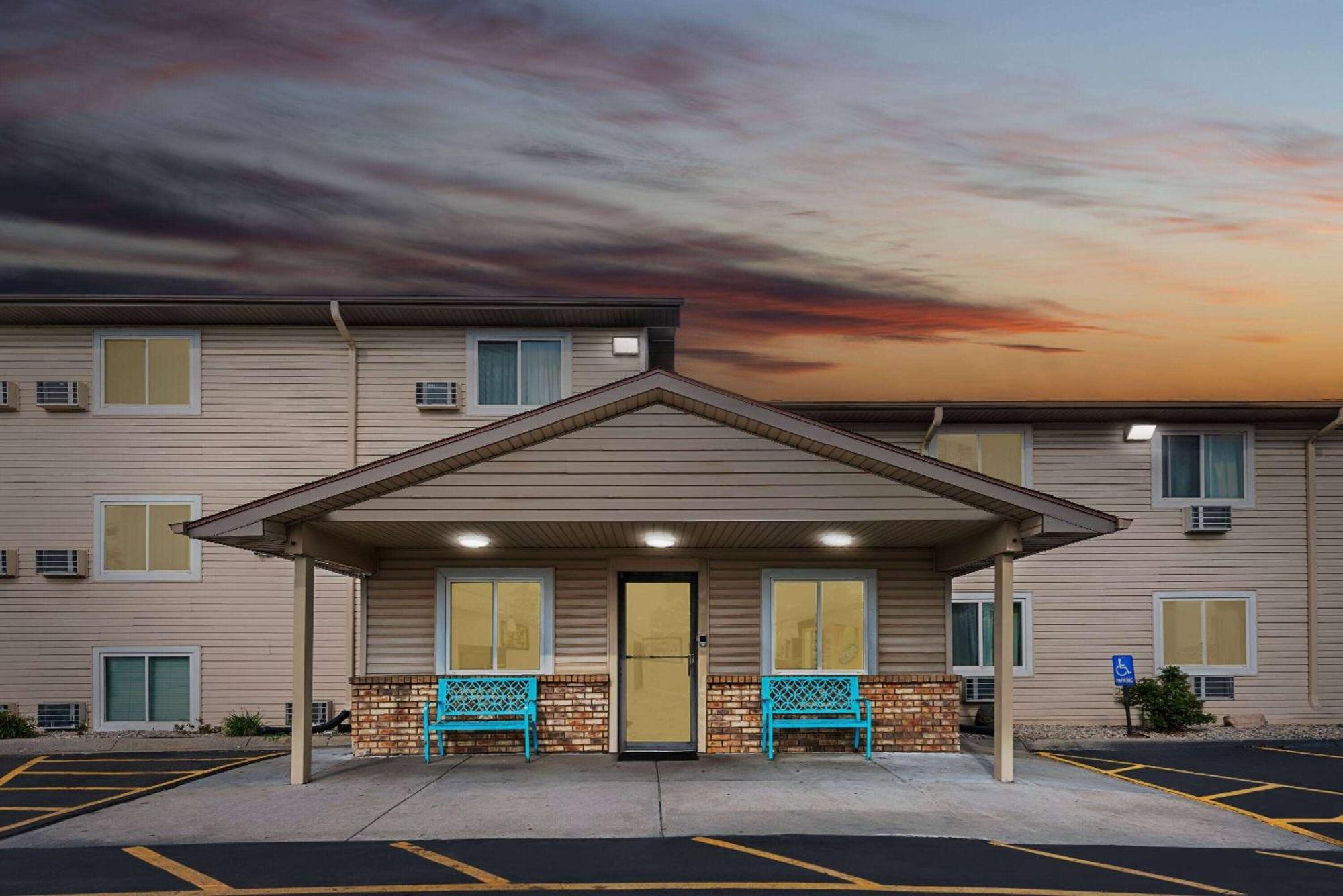 Super 8 By Wyndham Ia Omaha Ne Area Motel