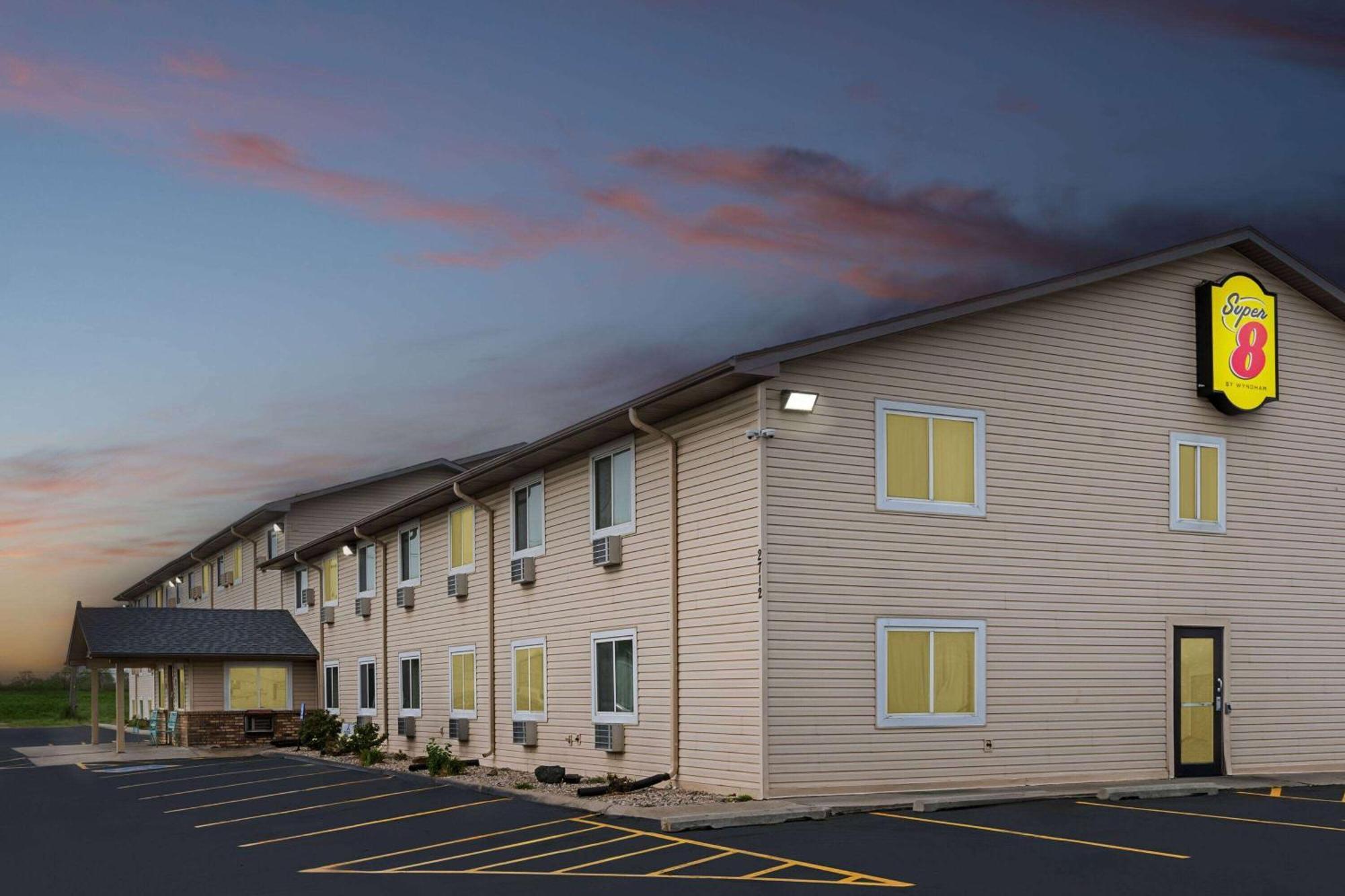 Super 8 By Wyndham Ia Omaha Ne Area Motel Council Bluffs